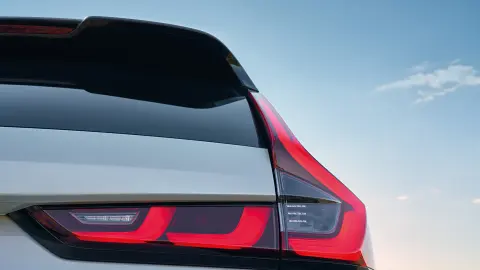 Hybrydowy SUV CR-V - zbliżenie na zewnętrzne tylne światła.